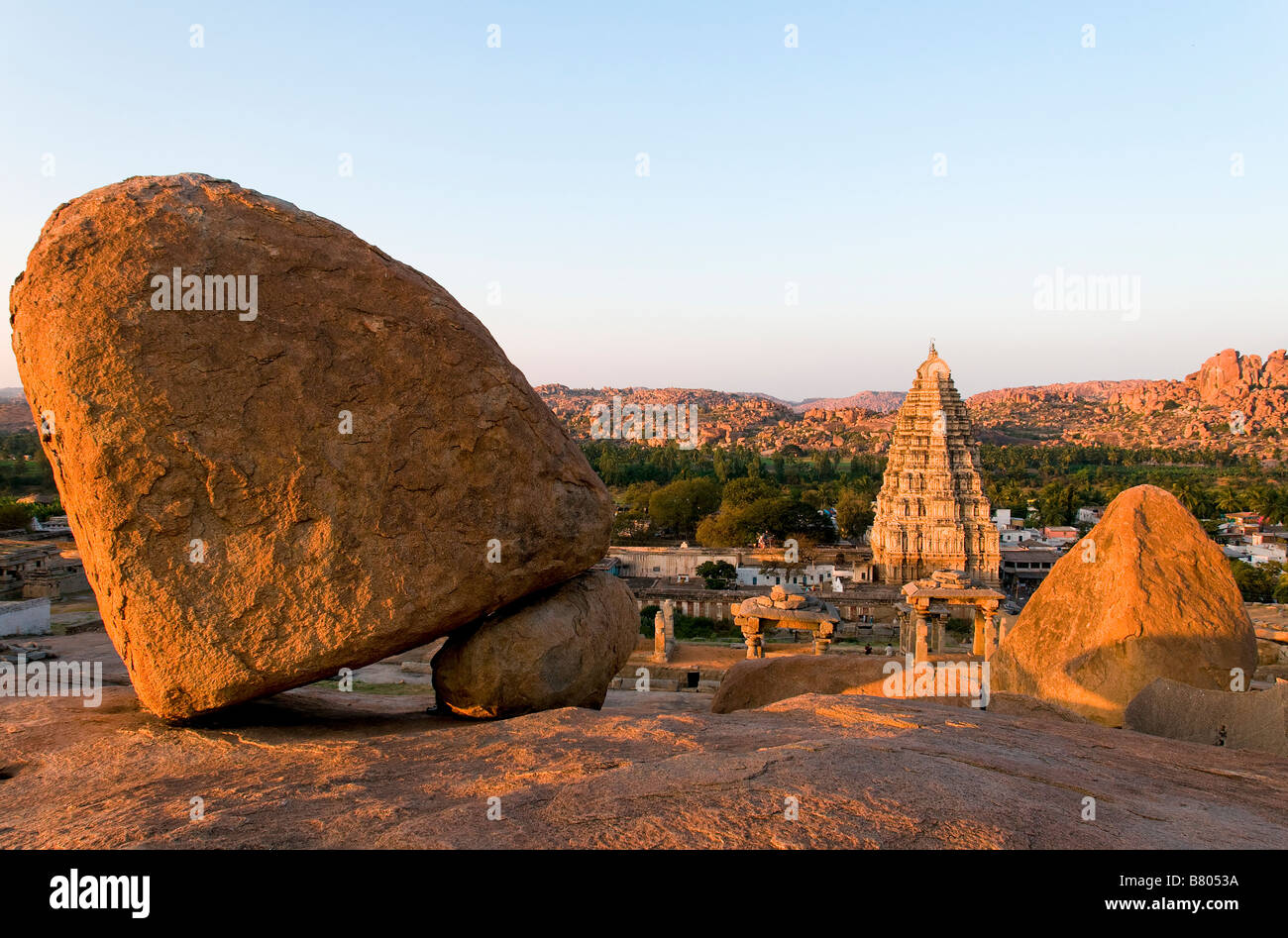 Der Virupaksha-Tempel von Hermakuta Hill in Hampi Indien betrachtet Stockfoto