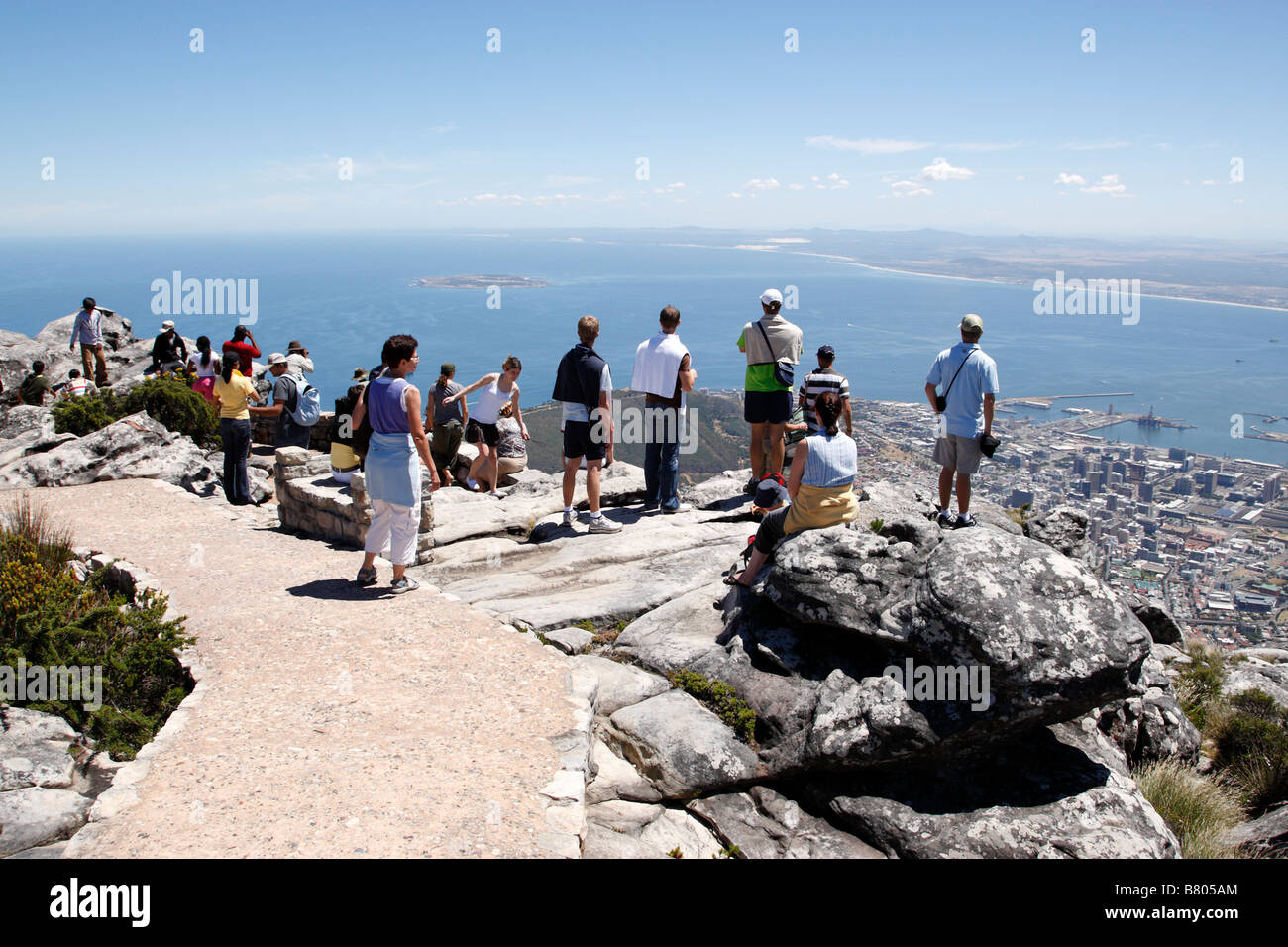 Touristen genießen Sie die Aussicht von der Spitze der Tabelle Berg Kapstadt Südafrika Stockfoto