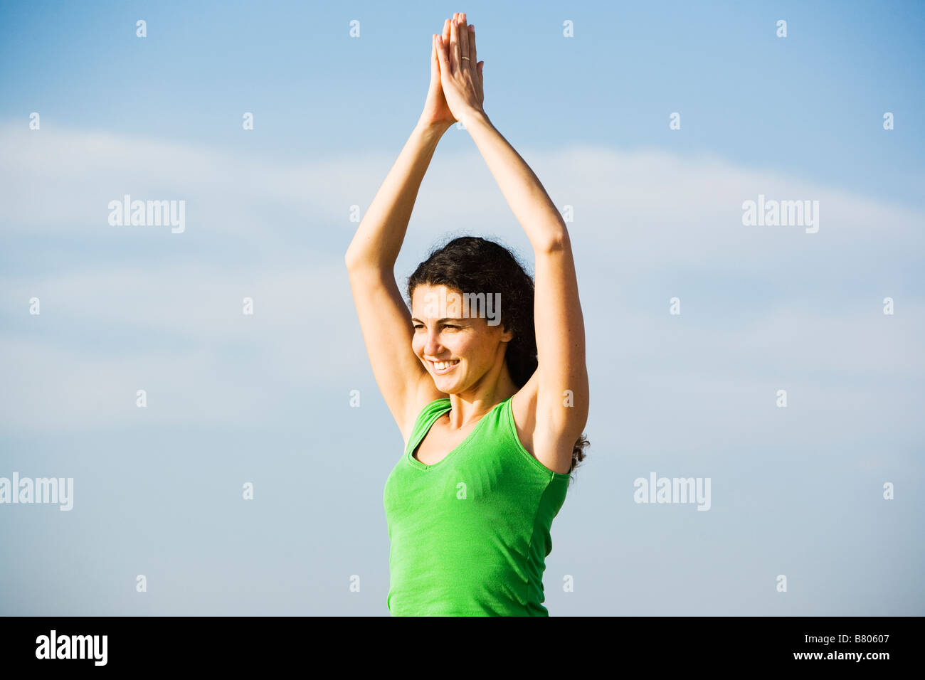 Junge Frau beim Yoga am Strand Stockfoto