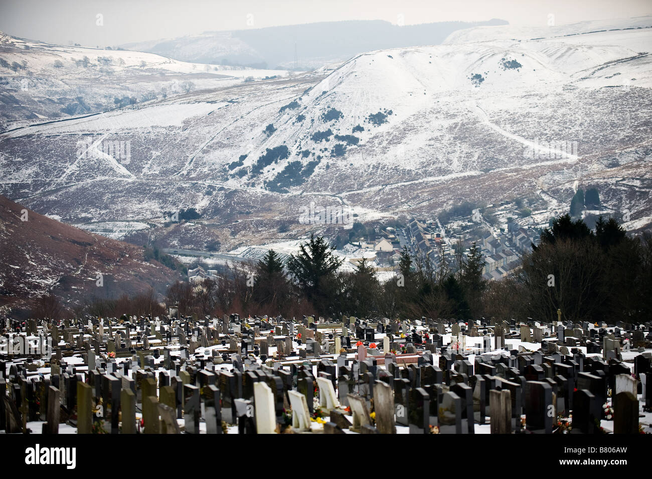 Schnee auf den Gipfeln rund um Penrhys Friedhof im Rhondda Valley in Wales. Stockfoto