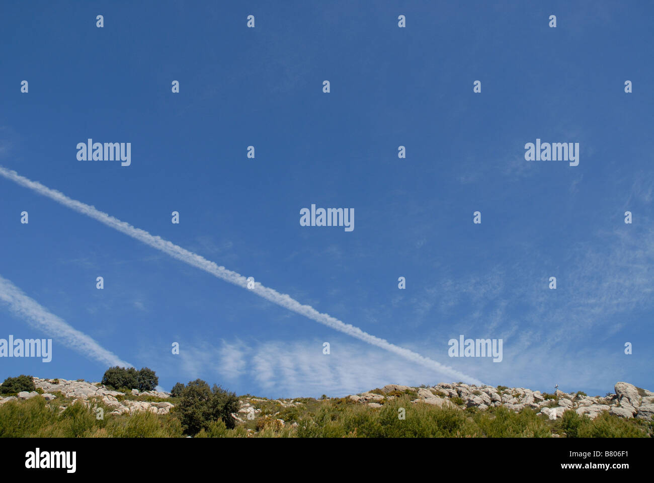 Kalkstein-Grat, Kreuz & Kondensstreifen, Serra del Penyo, in der Nähe von Benimaurell, Vall de Laguar, Provinz Alicante, Comunidad Valencia Stockfoto