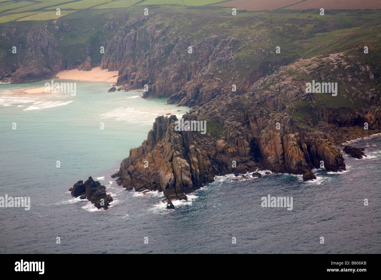 Porthcurno und Logan Rock aus der Luft Cornwall Stockfoto