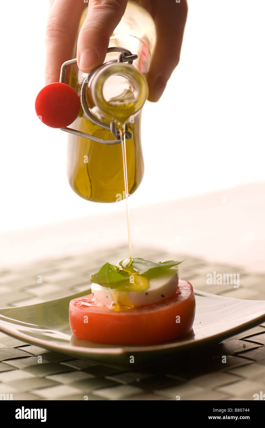 Ein Foto von einem köstlichen Aperitif mit Tomaten Käse und Öl zubereitet Stockfoto