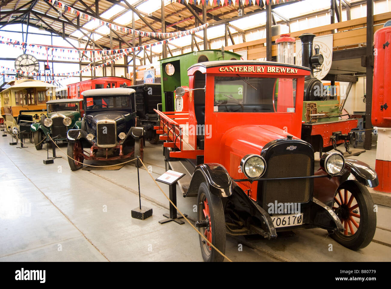 Antike Fahrzeuge, Halle der Räder, Ferrymead Heritage Park, Ferrymead, Christchurch, Canterbury, Neuseeland Stockfoto