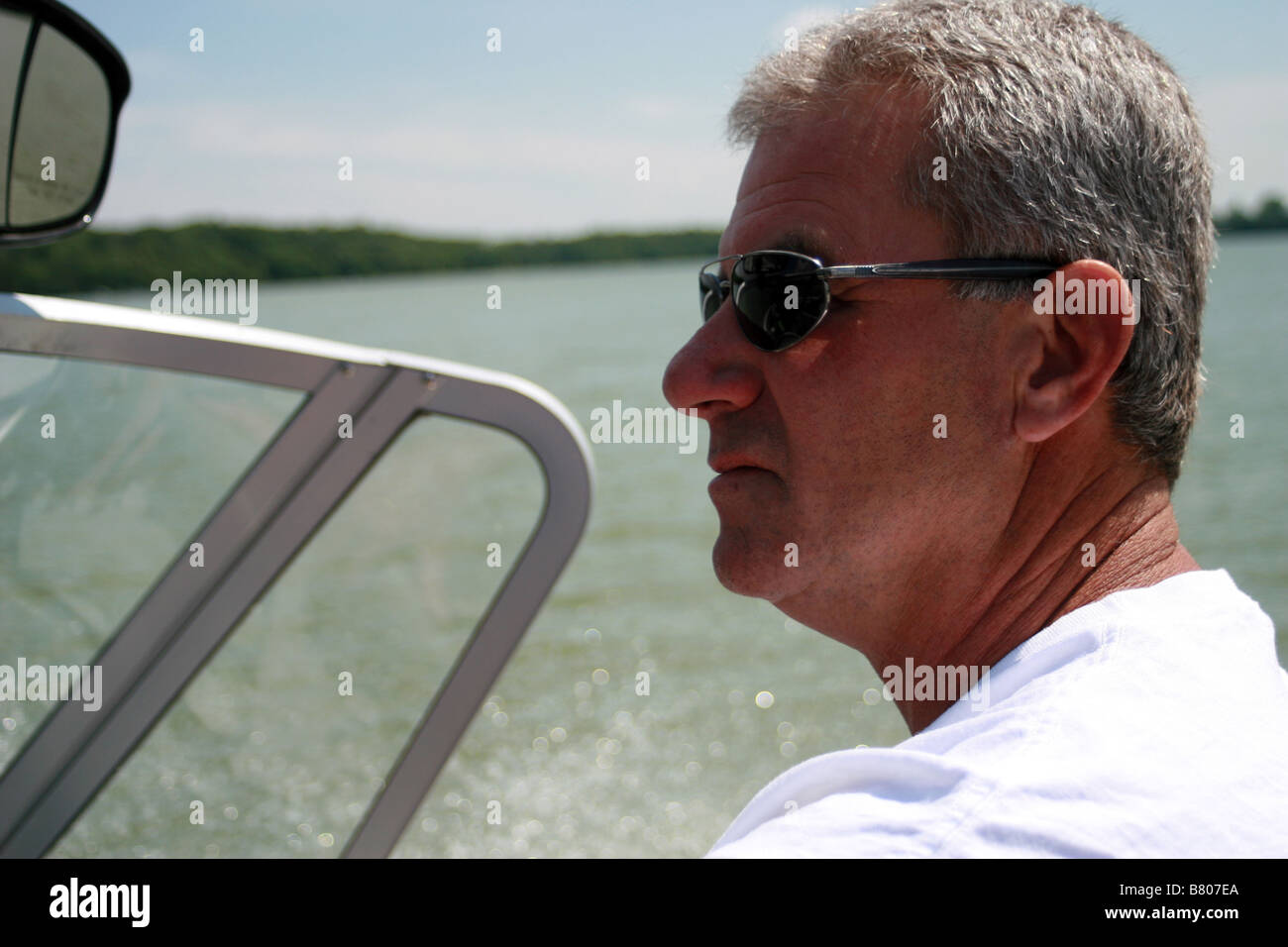 Mann fahren Boot am sonnigen See Tag Stockfoto