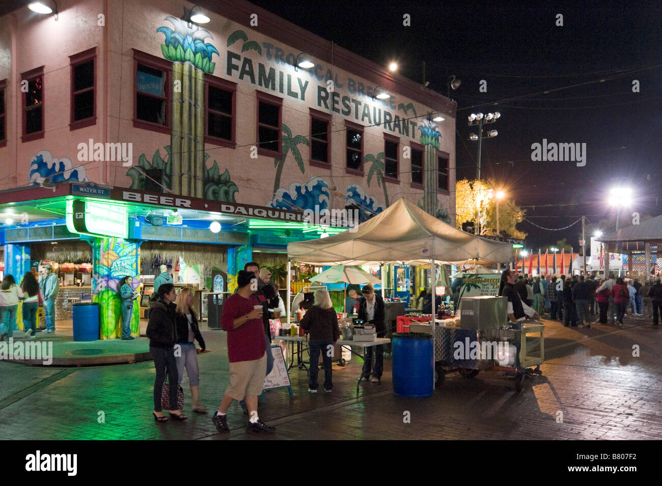 Restaurant an einem Freitagabend im alten Stadt Kissimmee, uns 192, Kissimmee, Orlando, Zentral-Florida, USA Stockfoto