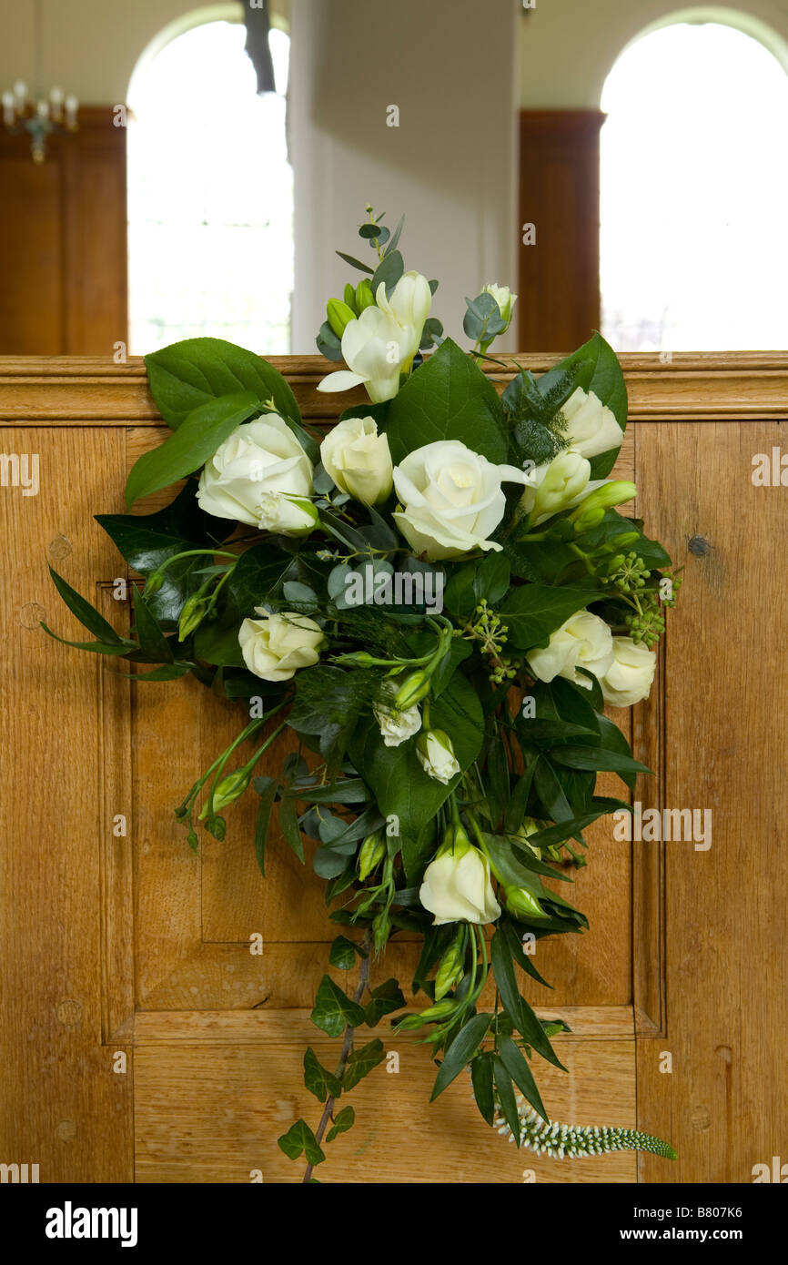 Rose Blume Hochzeitsarrangement über Ende des kirchlichen pew Stockfoto