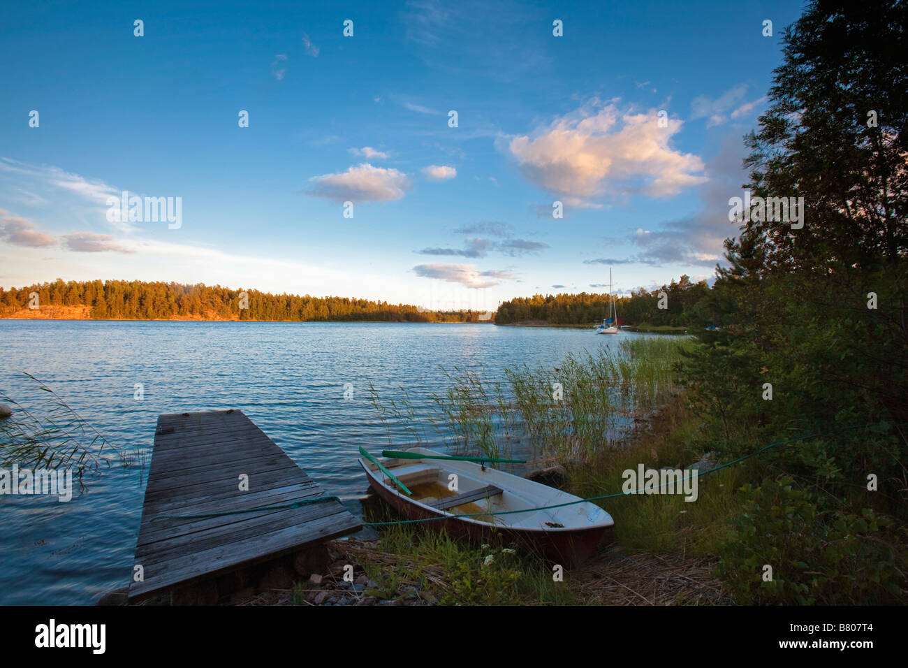 SCHWEDEN STOCKHOLM ARCHIPEL KLEINER HAFEN IN DER NÄHE VON FURUSUND Stockfoto