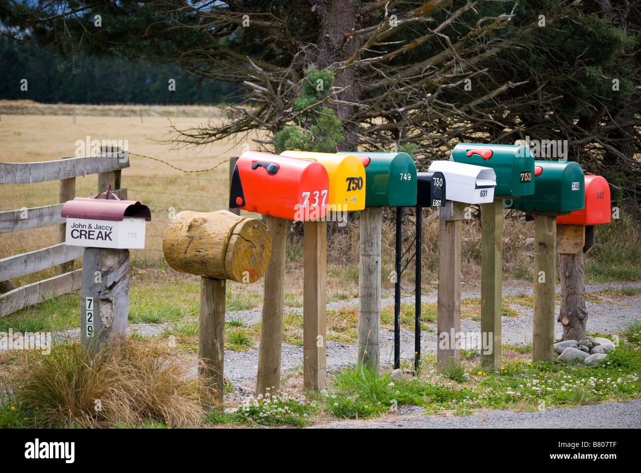 Reihe von Briefkästen, Autobahn 72, in der Nähe von Oxford, Canterbury, Neuseeland Stockfoto