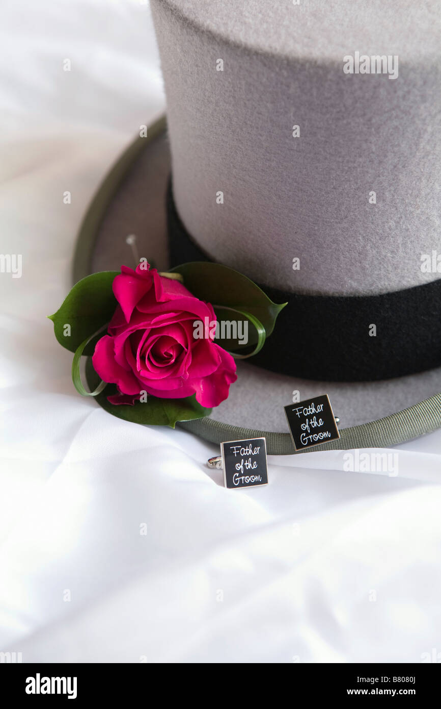 graue Hochzeit Hut mit rosa Rose und Manschettenknöpfe Stockfoto