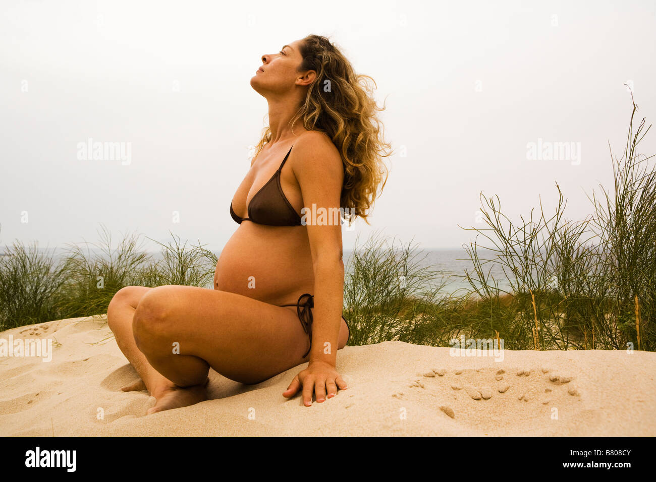 Schwangere Frau am Strand Stockfoto