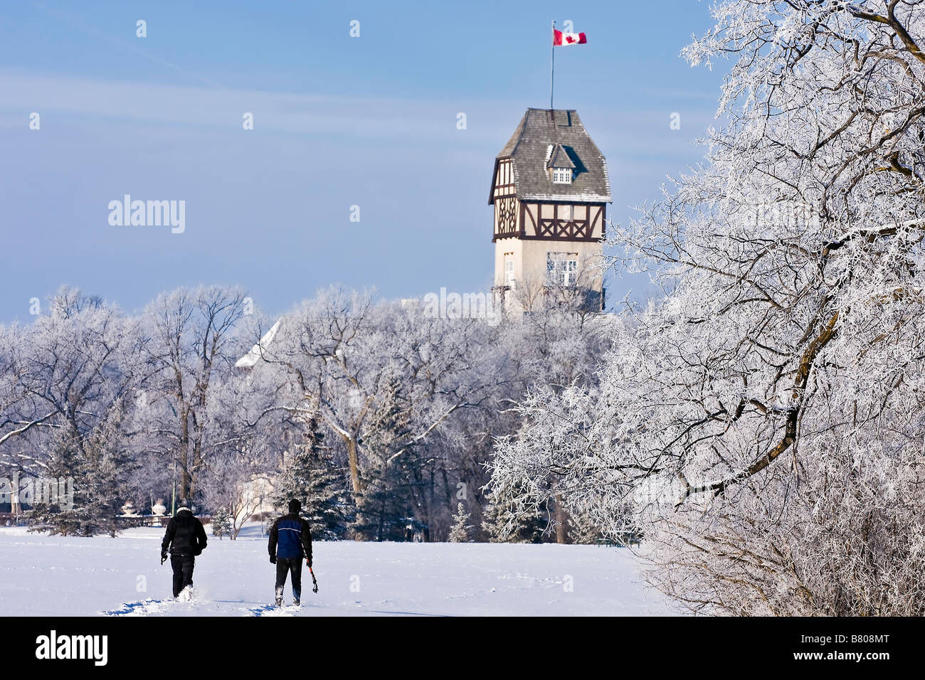Paar, Schneeschuhwandern, bedeckt Raureif, Bäume und Pavillon in Assiniboine Park, Winnipeg, Manitoba, Kanada. Stockfoto