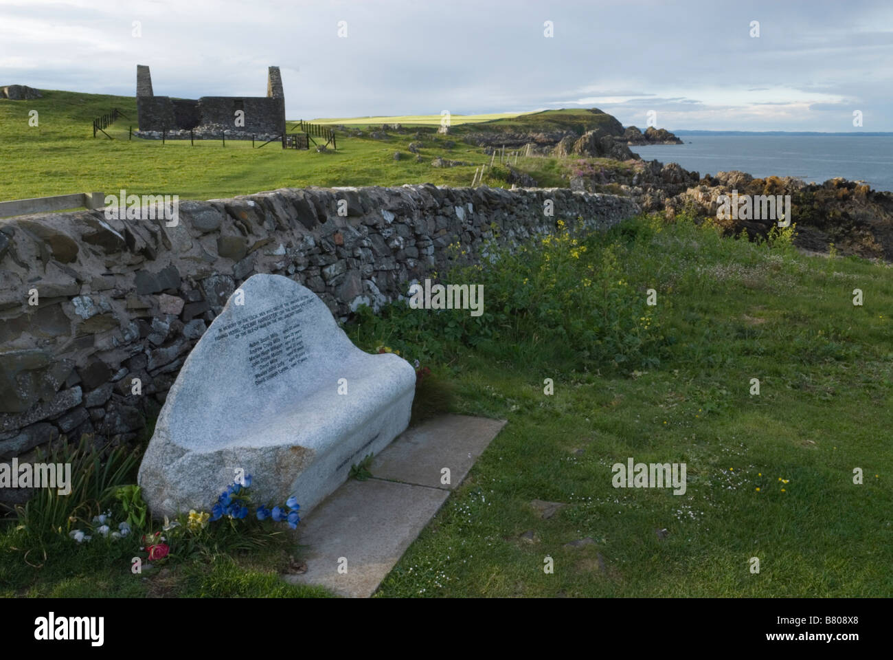 St. Ninians Chapel und Stein Kopf mit Solway Harvester Denkmal Sitz im Vordergrund Isle of Fund Dumfries und Galloway Ma Stockfoto