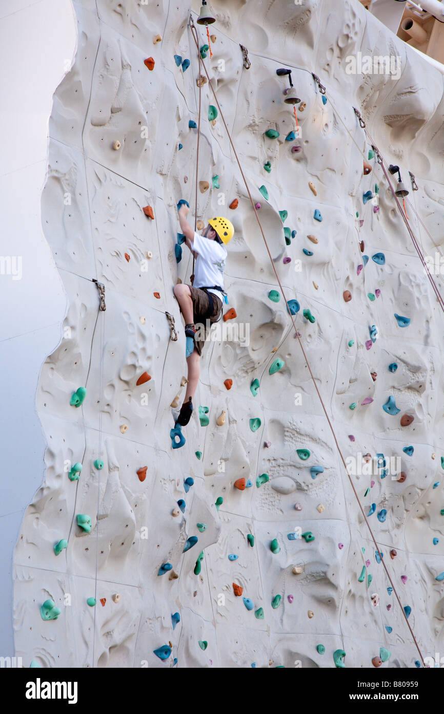 Teenager, die künstlichen Felsen klettern Wand an Bord Royal Caribbean-Navigator des Kreuzfahrtschiffes Meere Stockfoto