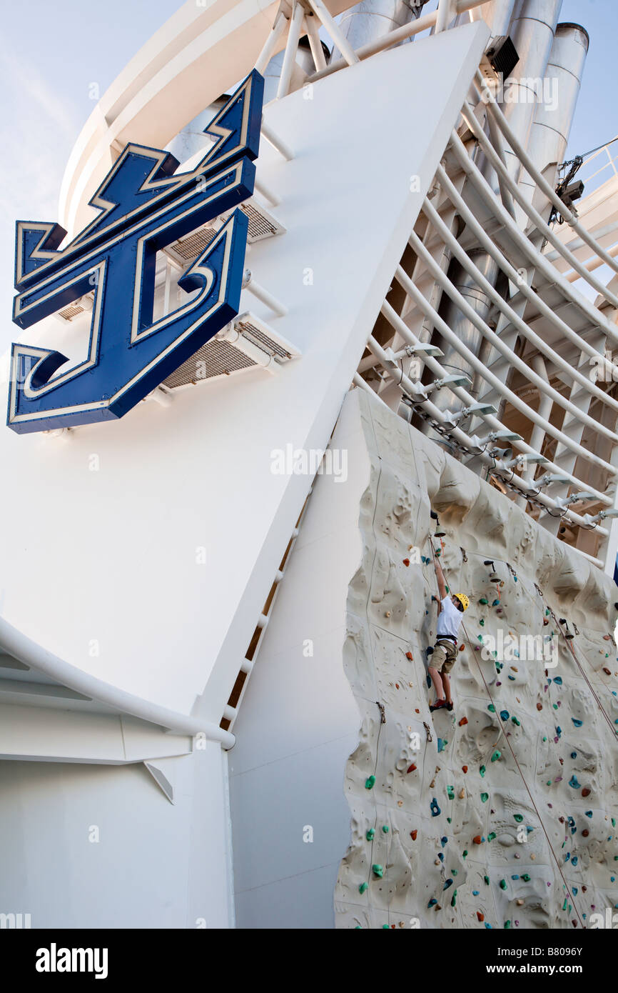 Teenager, die künstlichen Felsen klettern Wand an Bord Royal Caribbean-Navigator des Kreuzfahrtschiffes Meere Stockfoto