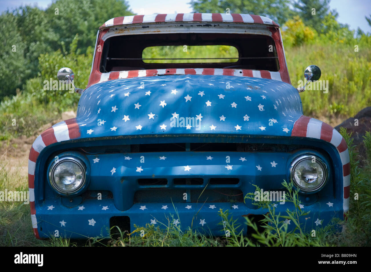 Nach 9/11, in einer Show des Patriotismus Jay Sawyer und sein Sohn malte dieses alte Auto rot, weiß und blau. Stockfoto