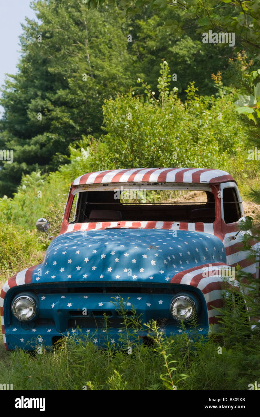 Nach 9/11, in einer Show des Patriotismus Jay Sawyer und sein Sohn malte dieses alte Auto rot, weiß und blau. Stockfoto