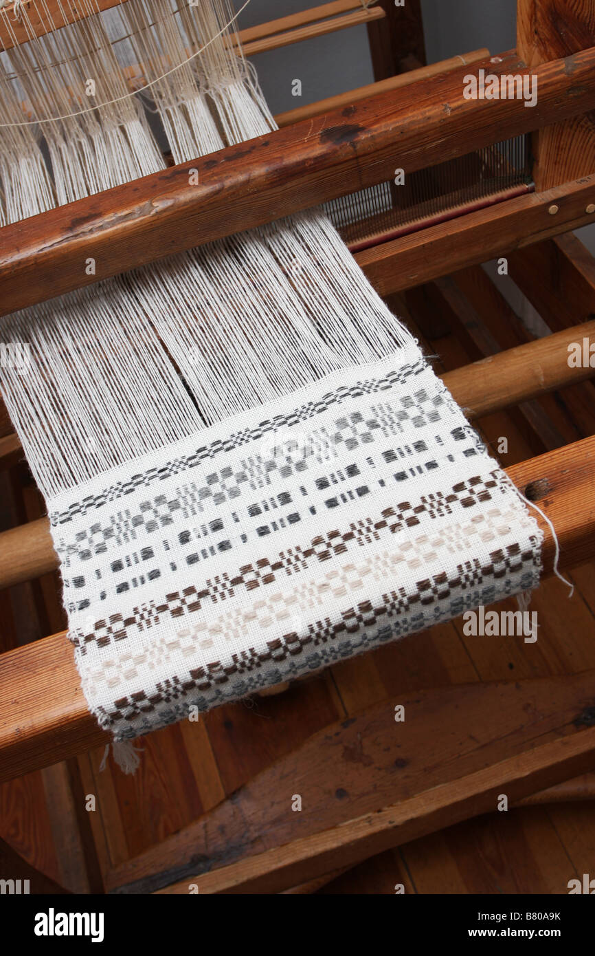 Tuch wird von Hand in einer Webmaschine gewebt Stockfoto