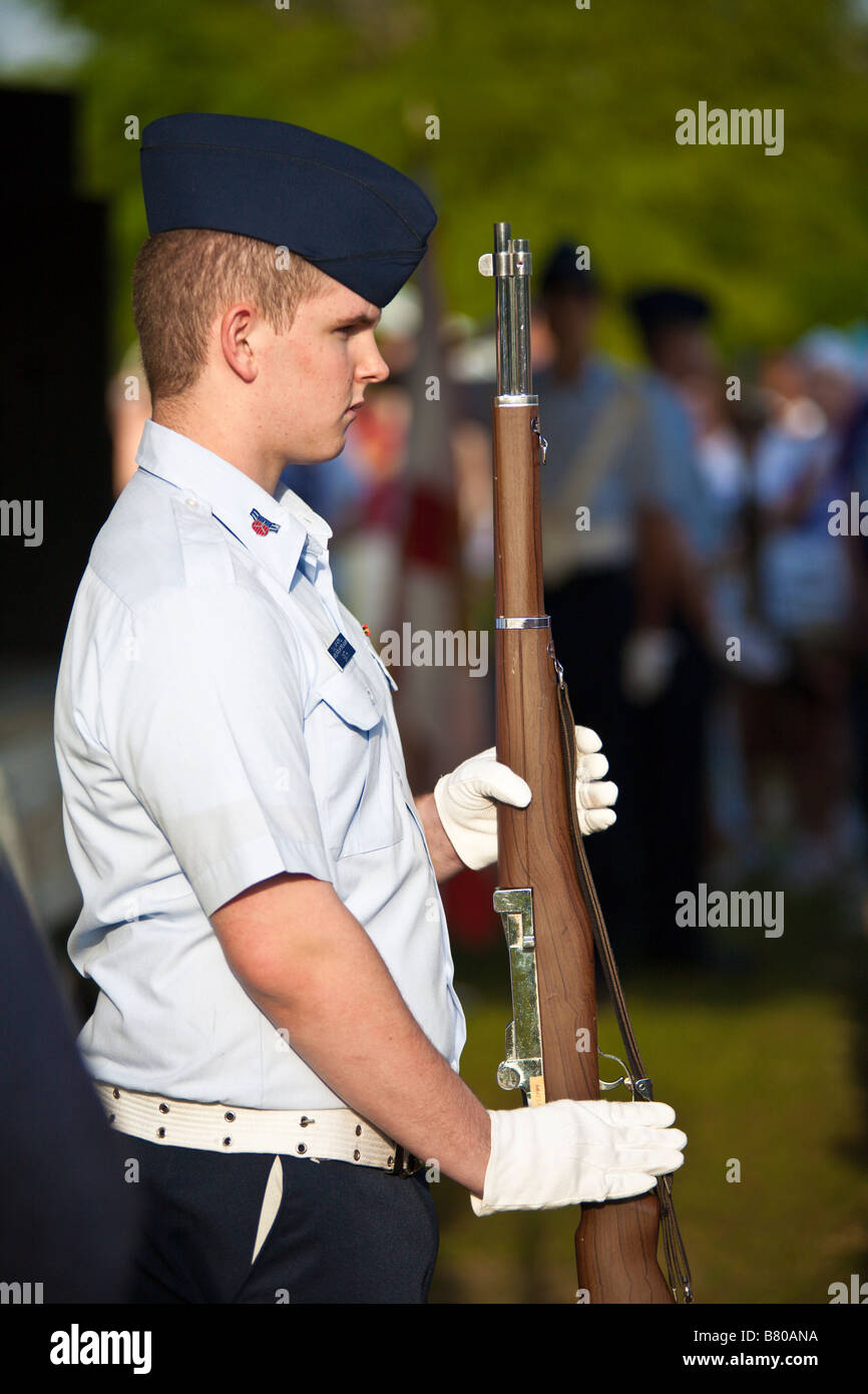 Teen Jugend Mitglied der Civil Air Patrol führt Color Guard-Demonstration an der American Cancer Society Relais für Lebensereignis Stockfoto