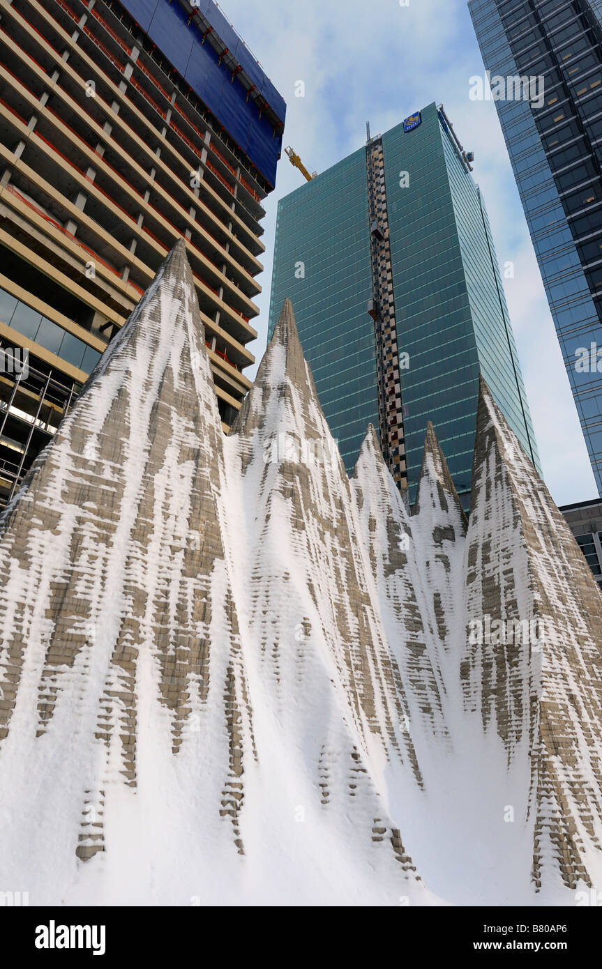 Hochhaus-Turm-Bau im Winter mit Schnee bedeckt Aluminium Mountain Bildhauerei am Simcoe Place Toronto Stockfoto