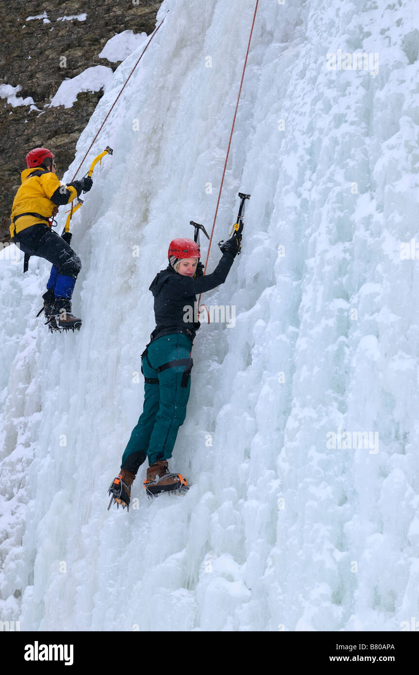 Paar Eis Kletterer vorne nach oben eine Eiswand bei Tiffany fällt Niagara Escarpment Dundas Ontario Canada Stockfoto