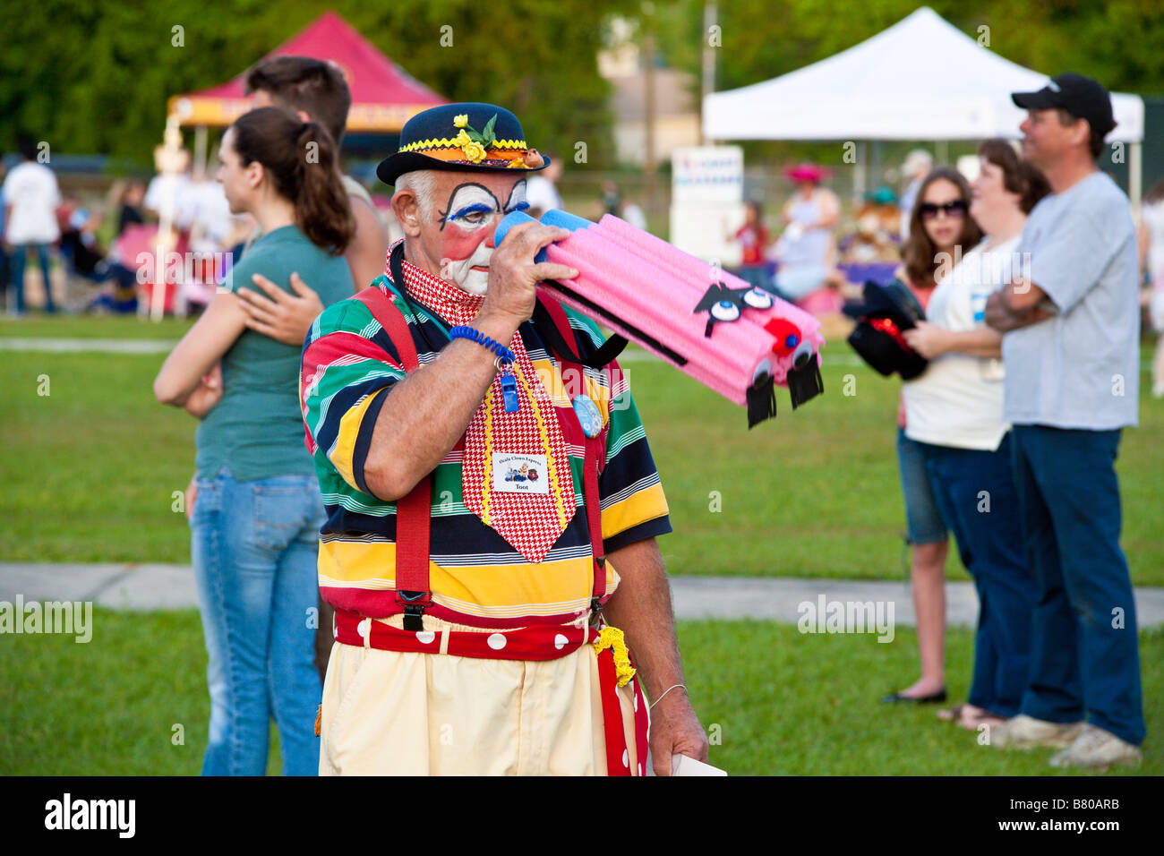 Bunten Clown mit Schaum Spielzeug Fernglas unterhält an American Cancer Society Relay For Life Charity-event Stockfoto