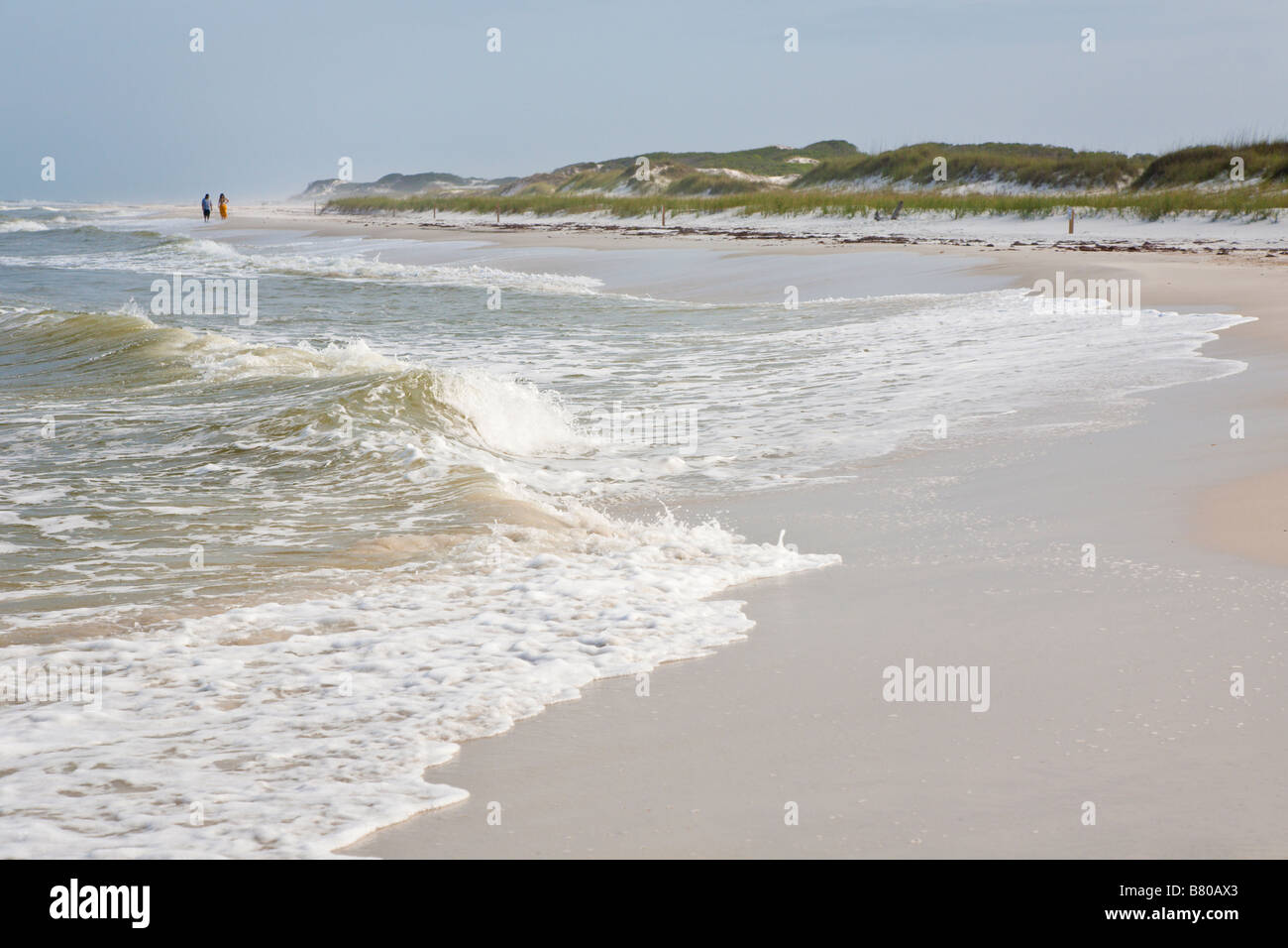 Paar zu Fuß entlang einsamen weißen Sandstrand im St. Joseph Peninsula State Park in Port Saint Joe Florida Stockfoto