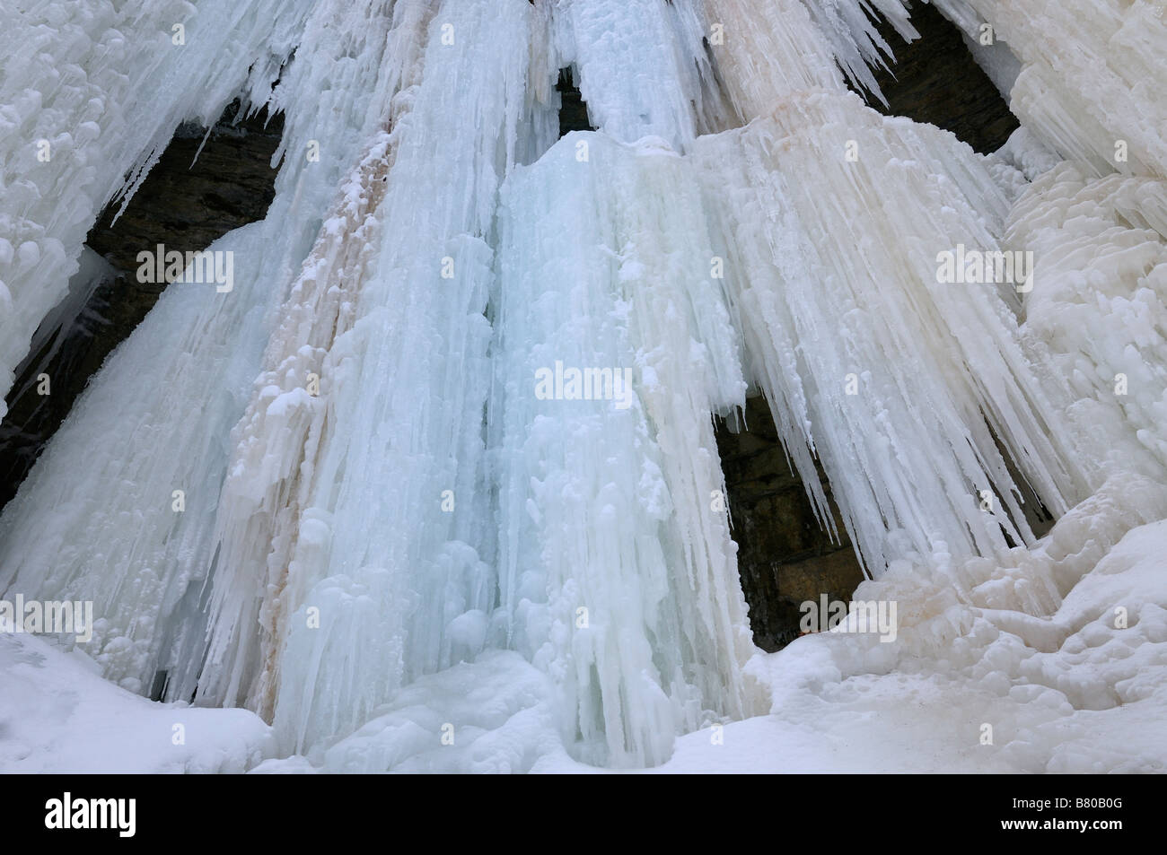 Weitwinkel abstrakte Wand aus Eis mit Eiszapfen und Schnee auf der Klippe bei Tiffany fällt Niagara Escarpment Dundas Ontario Canada Stockfoto