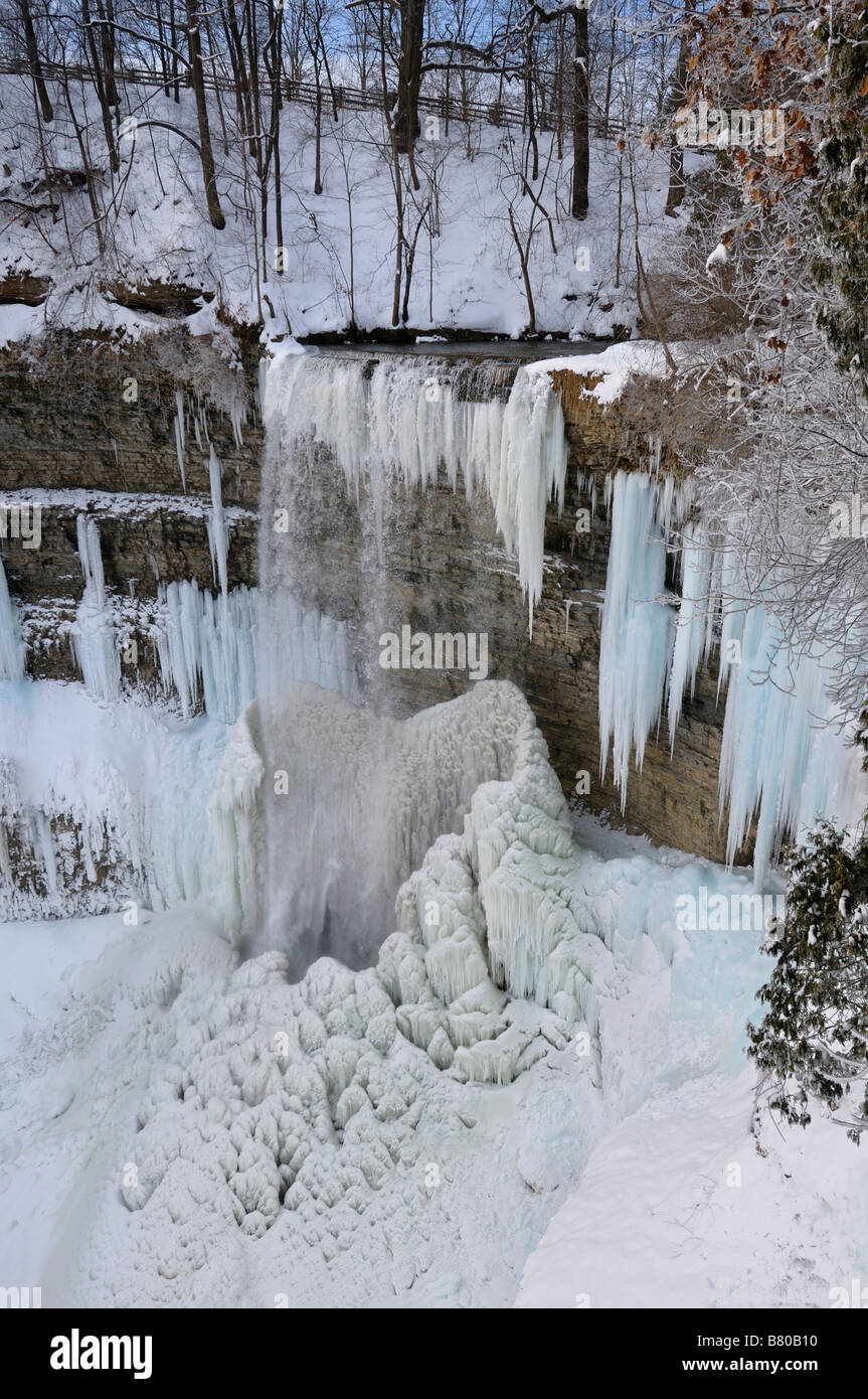 Eiszapfen und Stalagmiten in Spencer Schlucht bei Tews fällt Dundas Canada im Winter nach einem Kälteeinbruch Stockfoto