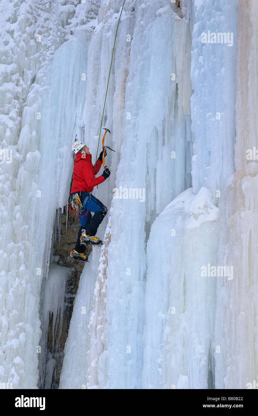 Professionelle Eiskletterer demonstriert richtige Technik auf eine Wand aus Eis bei Tiffany fällt Dundas Ontario Canada Stockfoto