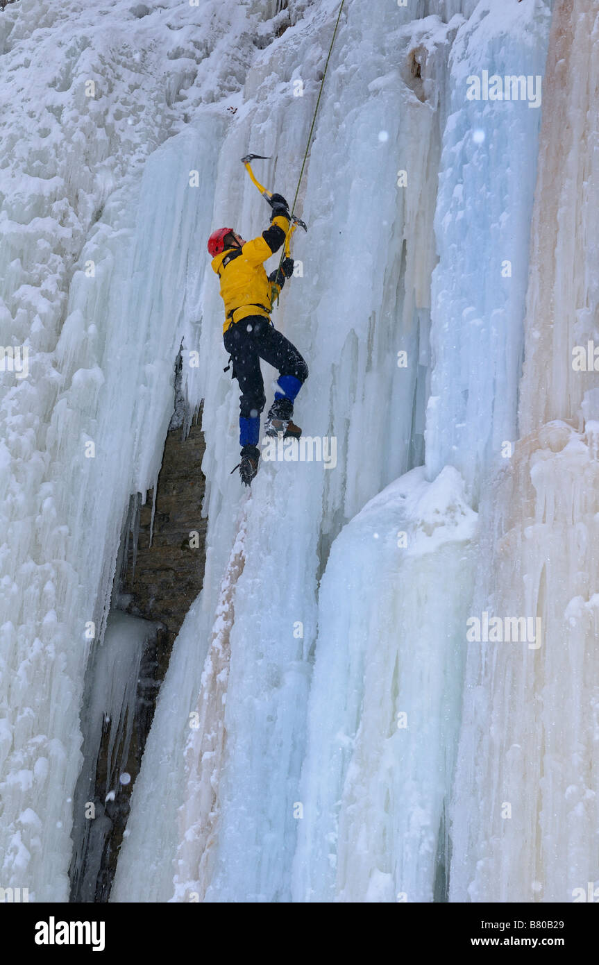 Eiskletterer Axt schwingen, während vorne nach oben einen steilen Eisfall bei Tiffany Falls Ontario Stockfoto Eiskletterer Axt schwingen, während vorne nach oben einen steilen Eisfall bei Tiffany Falls Ontario Stockfoto
