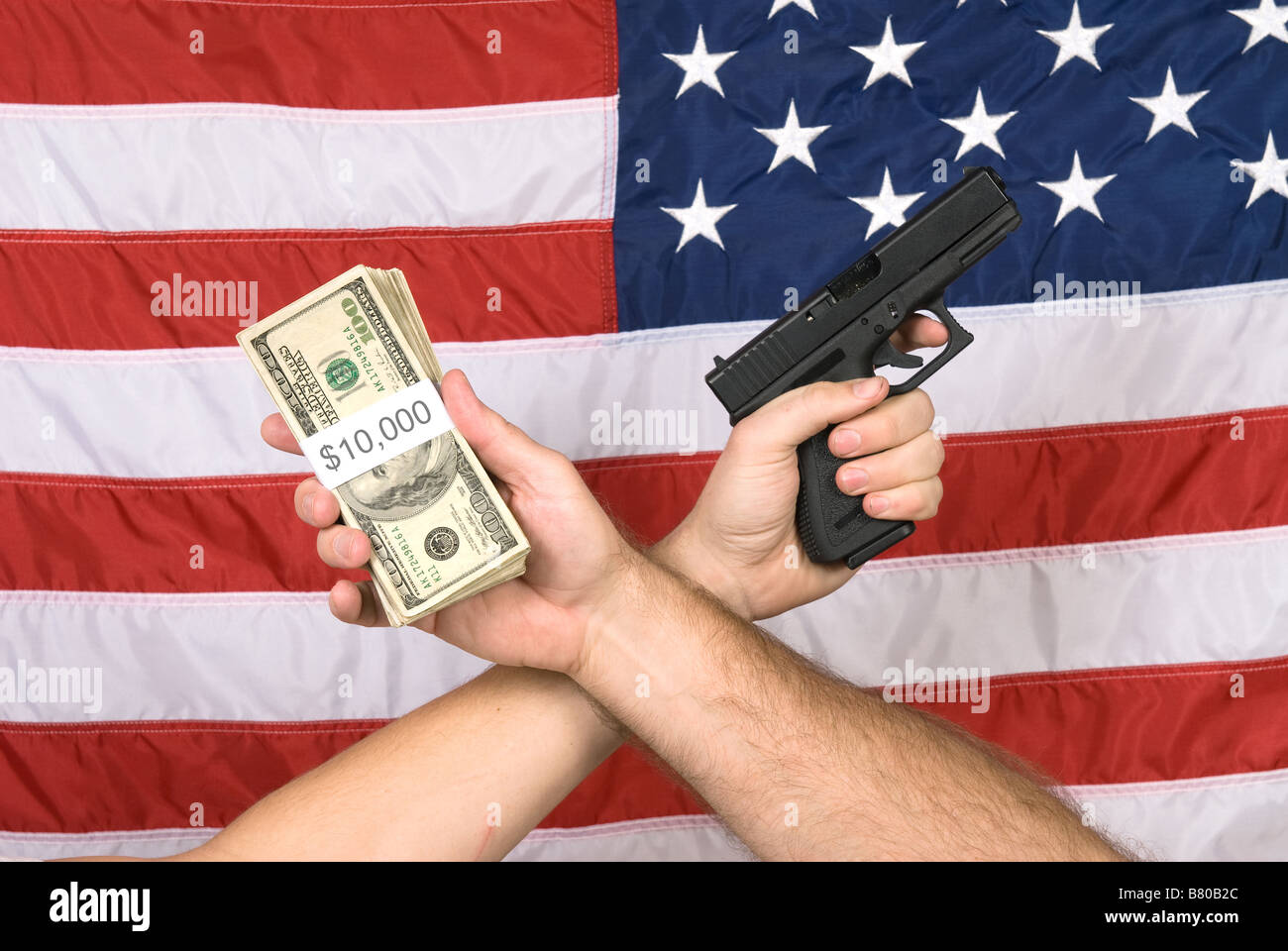 Bargeld und eine Waffe hielt gegen den amerikanischen Flan ein Symbol für viele Dinge in Amerika wie Terrorismus Kriminalität und Gelegenheit hängt Stockfoto