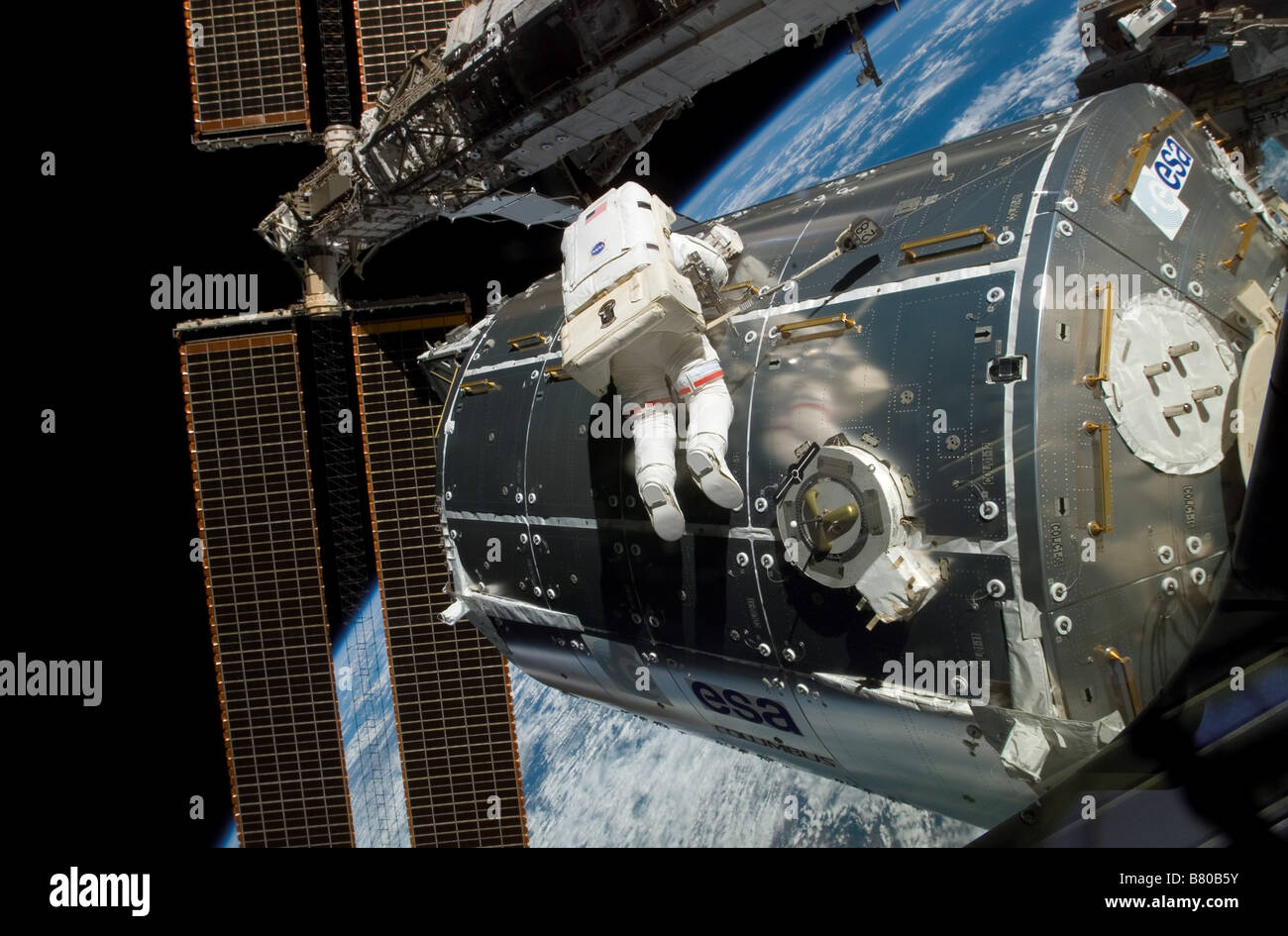 Astronaut Rex Walheim, Missionsspezialisten, führt arbeiten an der Außenseite des Columbus-Labors, das neueste Stück hardware Stockfoto