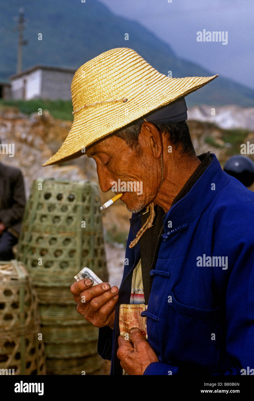 1, 1, Chinesen, Bai, Bai Ethnizität, ethnische Minderheit, alter Mann, rauchen Zigaretten, Shaping, Provinz Yunnan, China, Asien Stockfoto