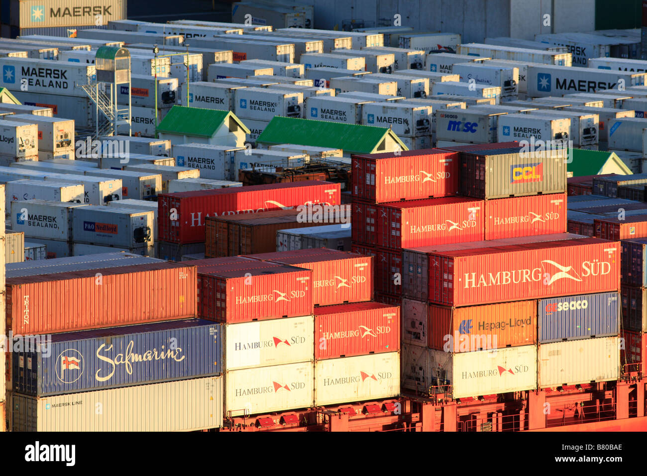 Meer Conters im Container-terminal, Port Chalmers, Otago Harbour, Dunedin, Südinsel, Neuseeland Stockfoto
