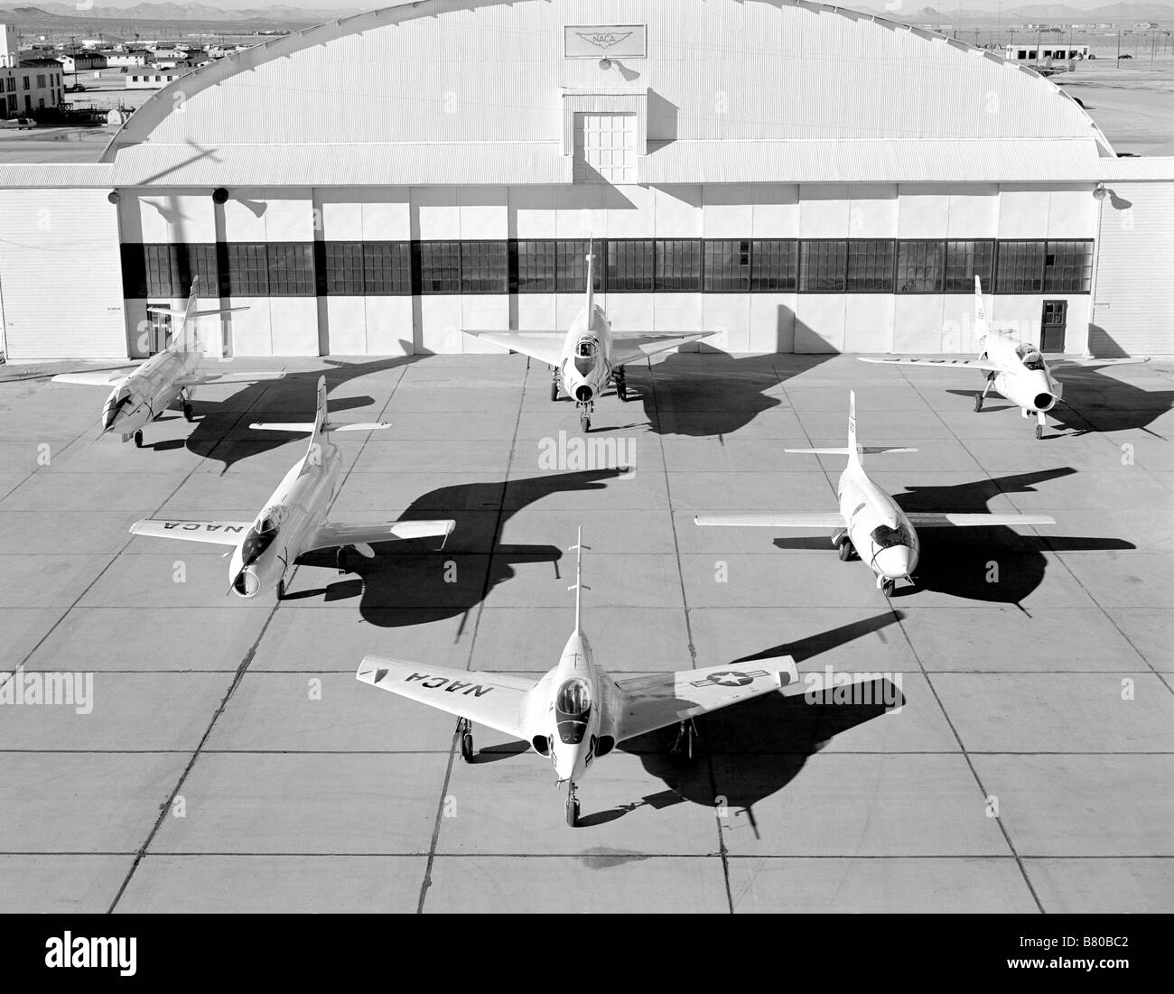 NACA High Speed Flight Station Flugzeuge an Süd-Basis. Von ganz links im Uhrzeigersinn: D-558-II, XF-92A, X-5, x-1 x-4 und D-558-ich. Stockfoto