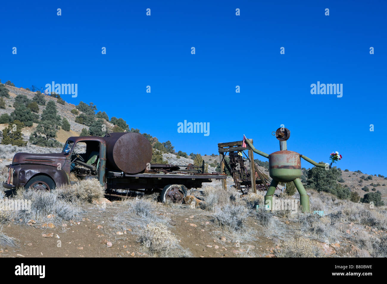 Eine verrostete Tankwagen und Skulpturen aus Autoteilen auf einem Hügel südlich von Virginia City, Nevada Stockfoto
