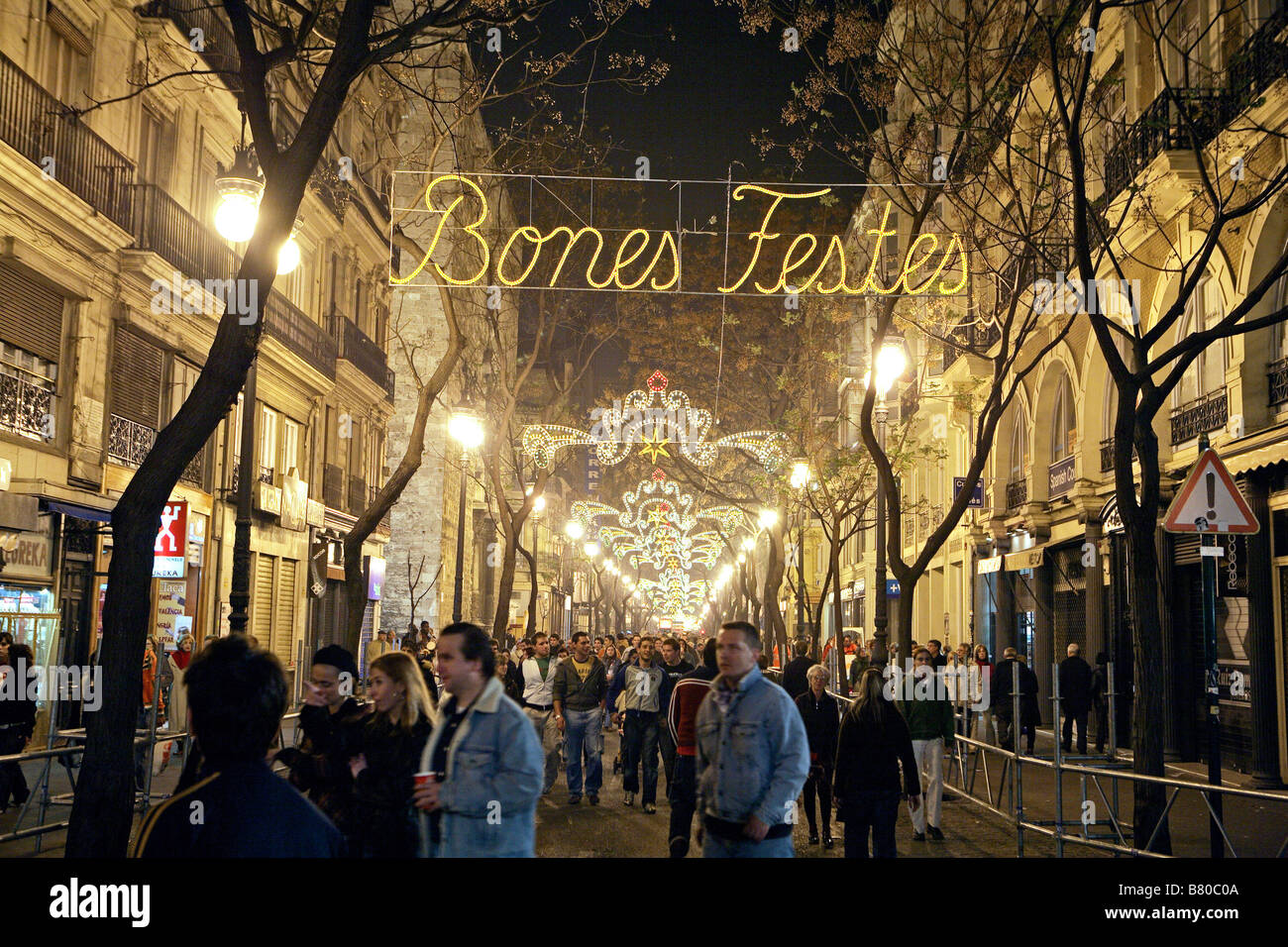 Beleuchtete Straße Dekorationen während Festival Las Fallas in Valencia, Spanien Stockfoto