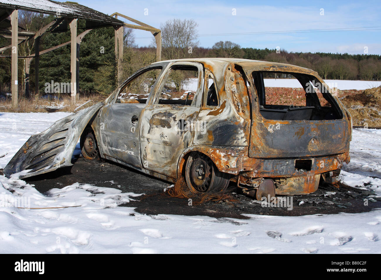 Ein Auto auf einem Bauernhof U.K ausgebrannt. Stockfoto