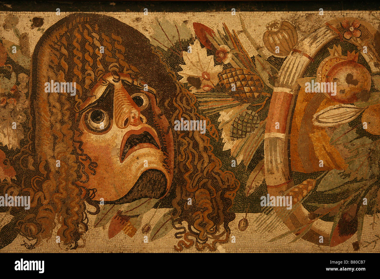 Tragische Maske. Mosaik aus dem Hause Faun aus Pompeji im Archäologischen Nationalmuseum in Neapel, Italien. Stockfoto