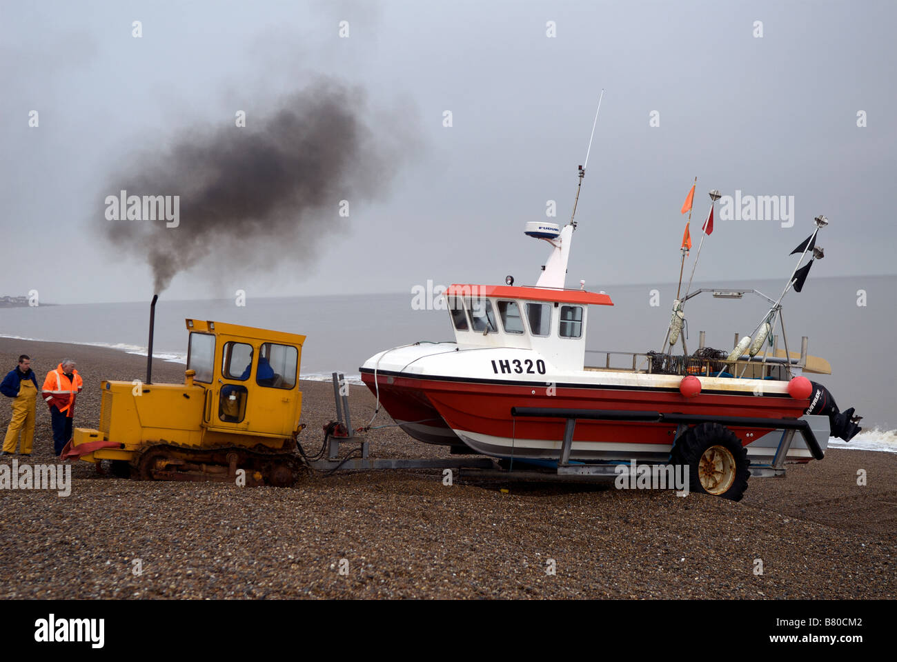 Angelboot/Fischerboot geschleppt bis zum Strand, Aldeburgh, Suffolk, UK. Stockfoto