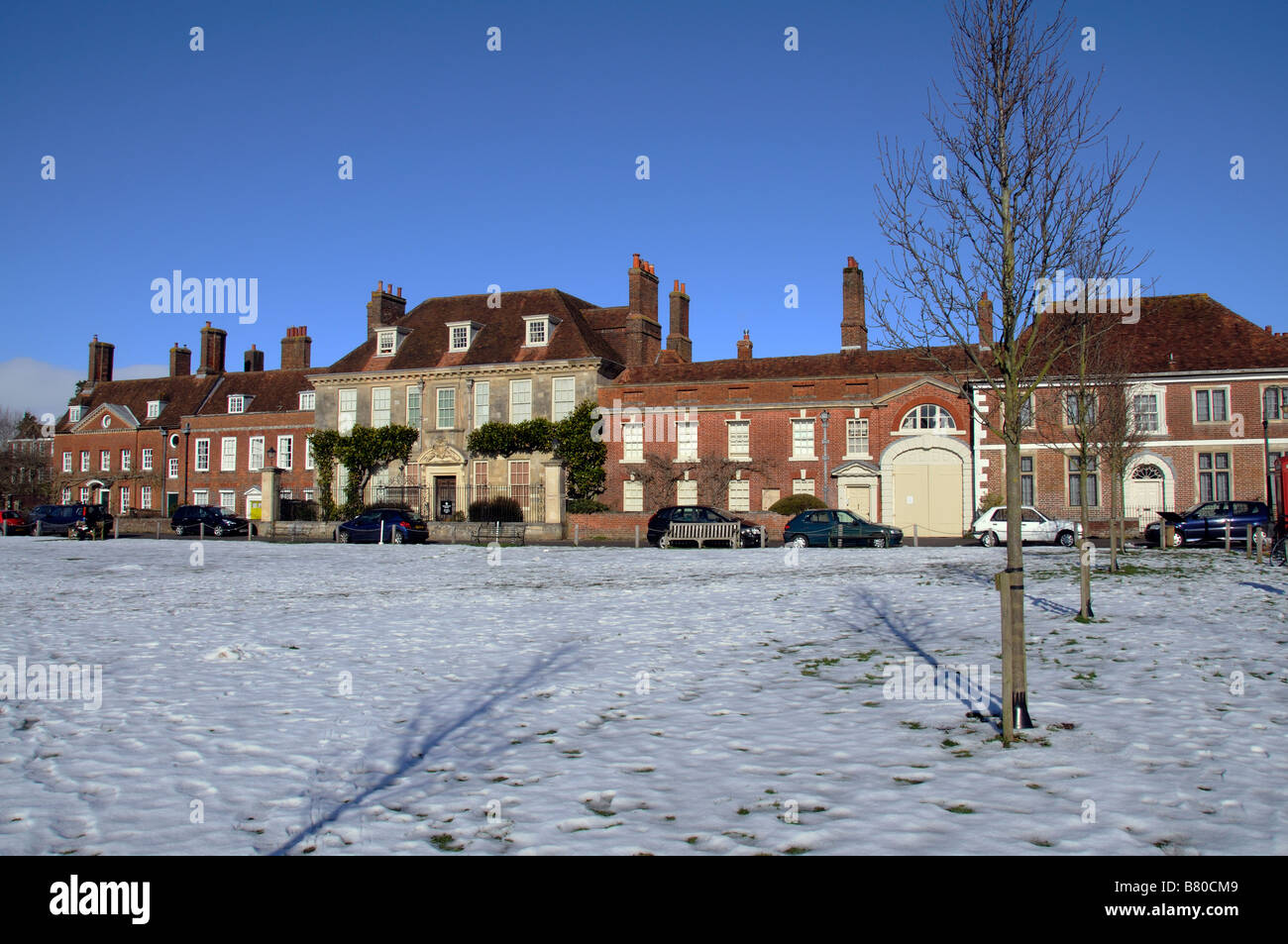 Schneebedeckte Kathedrale nahe Salisbury Stadtzentrum Wiltshire England UK Stockfoto