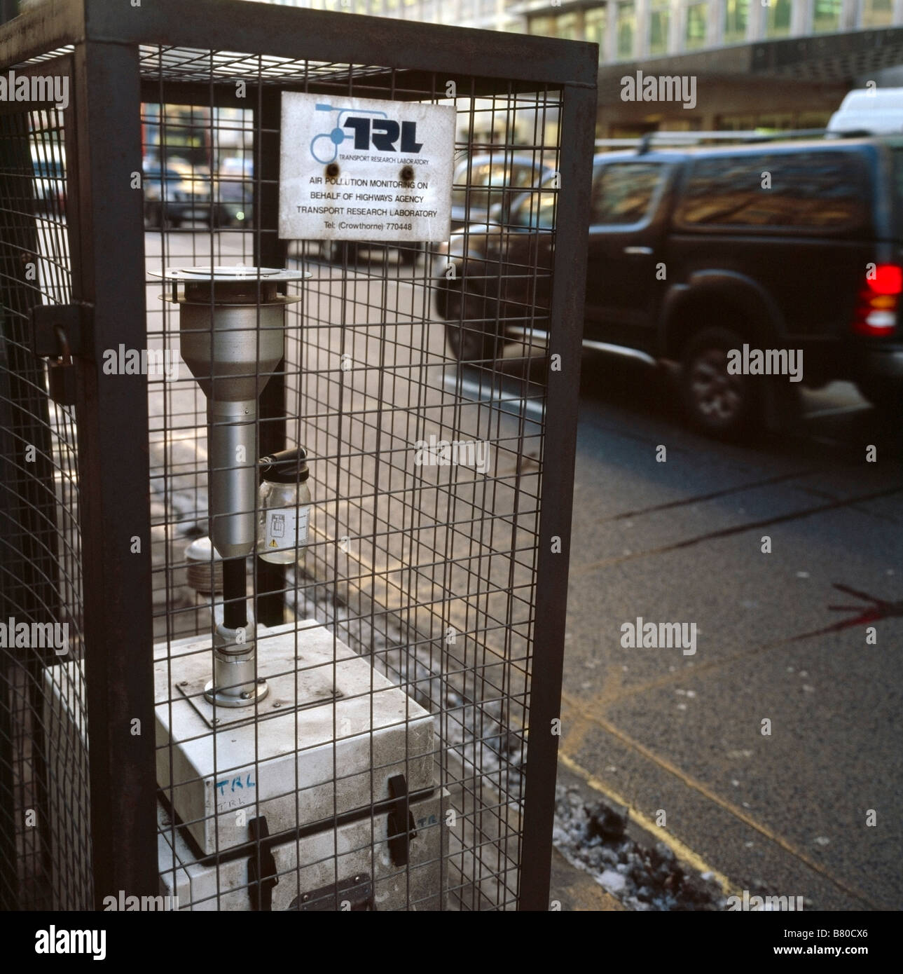 Die Luftverschmutzung Überwachungseinrichtungen. Victoria Street, Westminster, London, England, Vereinigtes Königreich. Stockfoto
