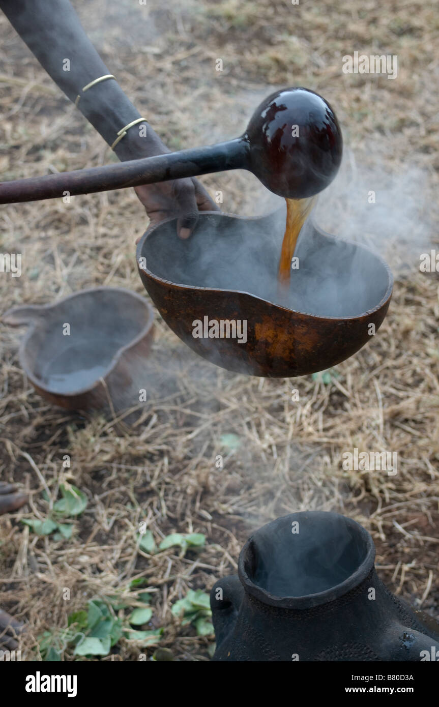 Lokales Bier in einer Schüssel auf das Springen der feierlichen Bull Äthiopien Afrika Stockfoto