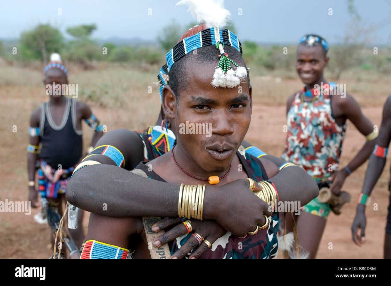 Hamer Stammes-Krieger auf das Springen der feierlichen Bull Äthiopien Afrika Stockfoto