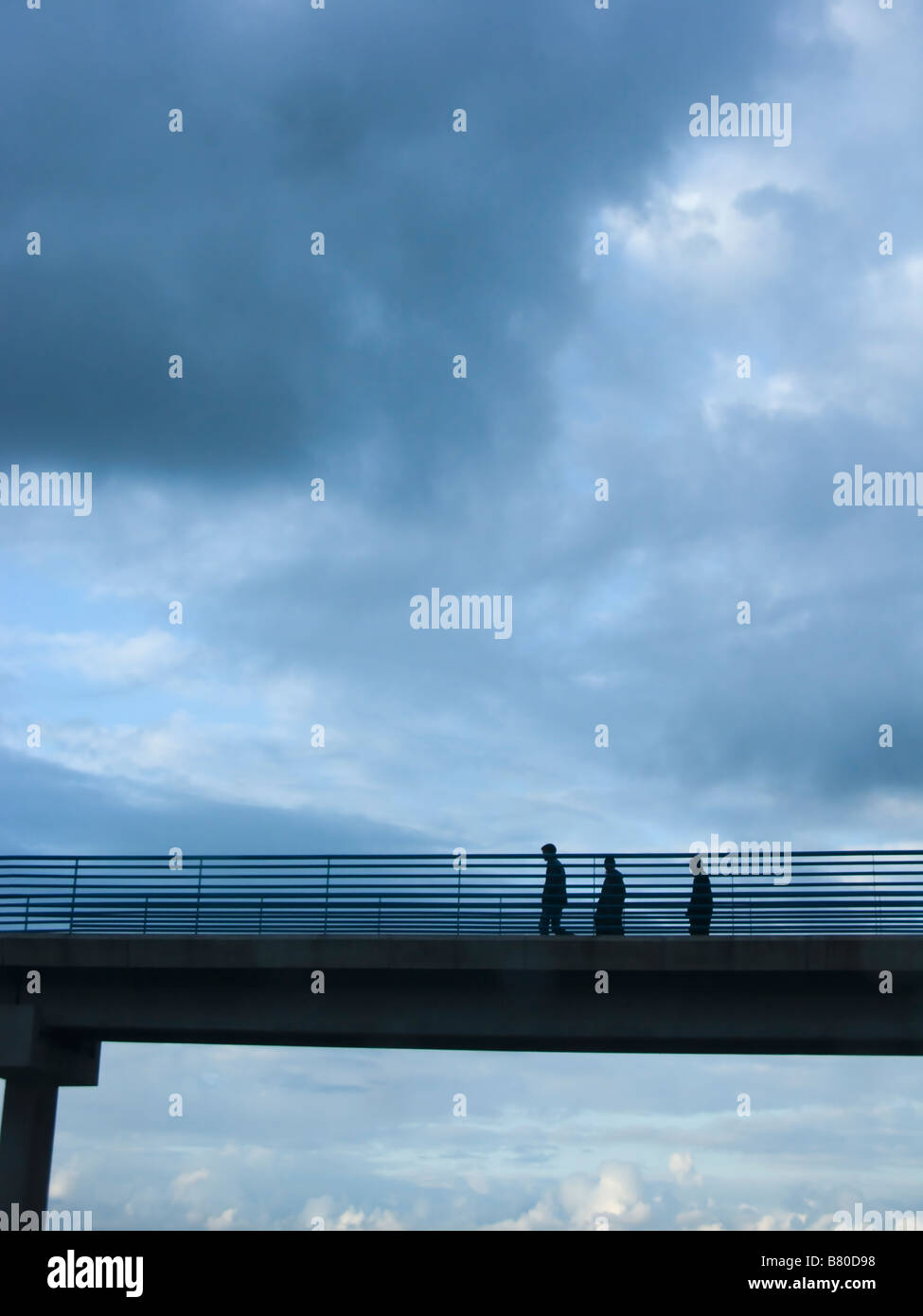 Drei Menschen, die Brücke Stockfoto