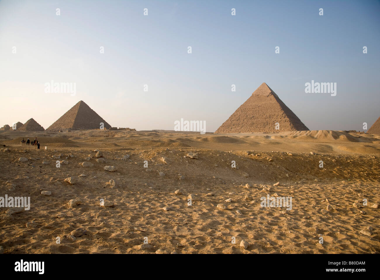 Pyramiden, Gizeh, Sand, Wüste, Ägypten, Heiß, Urlaub, Reisen, Archäologie, antike Zivilisation, Wunderschöner Blick auf die Pyramiden von Kairo, Ägypten, keine Menschen Stockfoto
