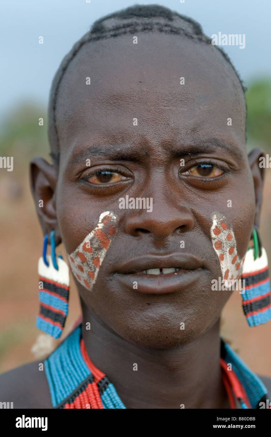 Tribal Warrior Porträt auf das Springen der feierlichen Bull Äthiopien Afrika Stockfoto