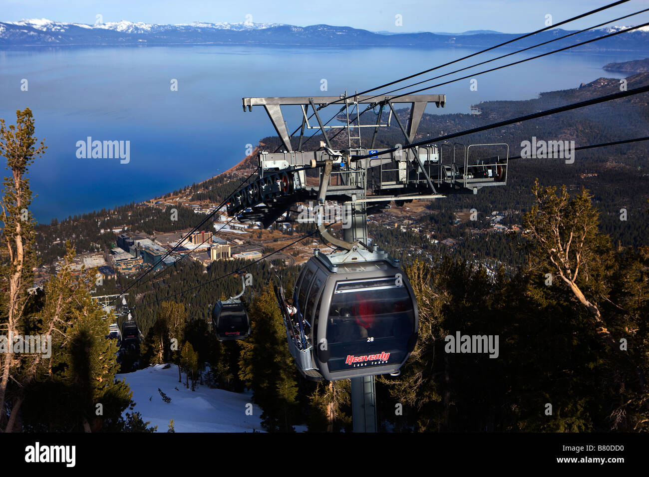 Die Gondel am himmlischen nimmt Skifahrer und Snowboards den Berg hinauf von South Lake Tahoe, Kalifornien Stockfoto