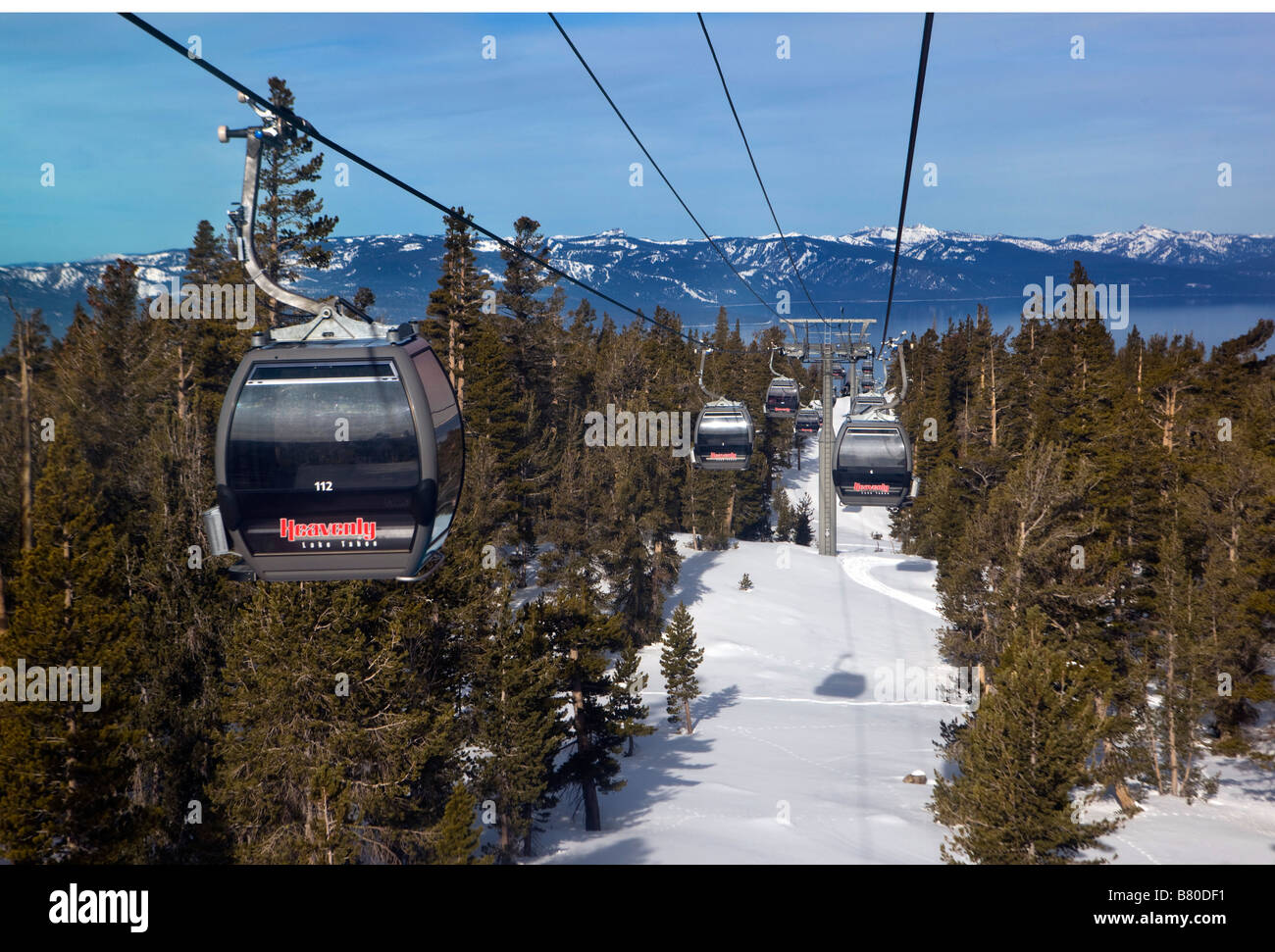 Die Gondel am himmlischen nimmt Skifahrer und Snowboards den Berg hinauf von South Lake Tahoe, Kalifornien Stockfoto
